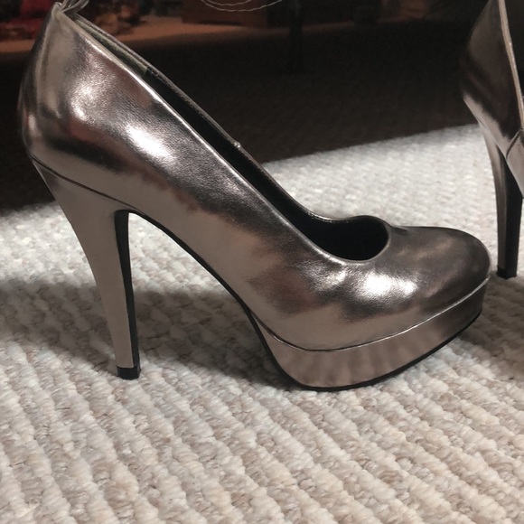 Silver Pump Heels size 6 - Picture 4 of 6